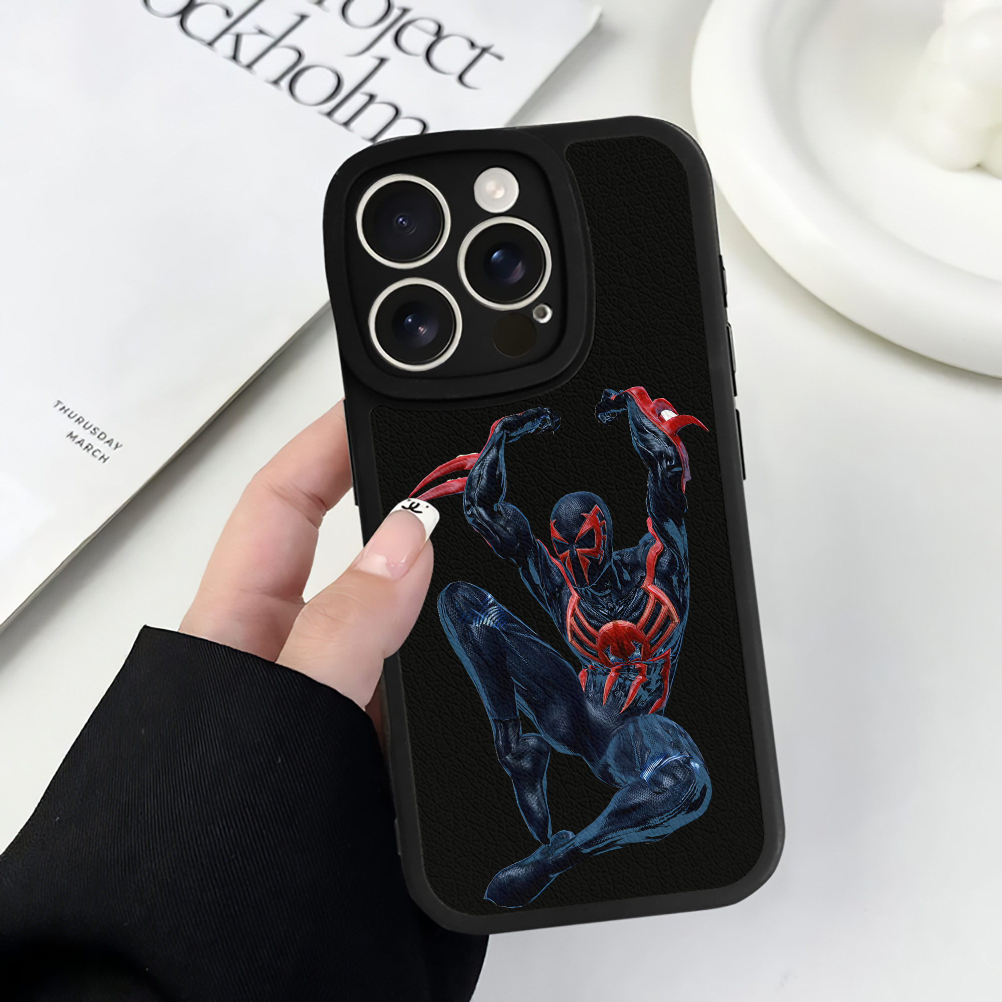 （画像用） Spider Man スパイダーマン 【iPhone 16シリーズ対応】シリコンスマホケース（レザー調） 材質：シリコン